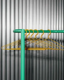 3 Perchas Colour, Maroon red