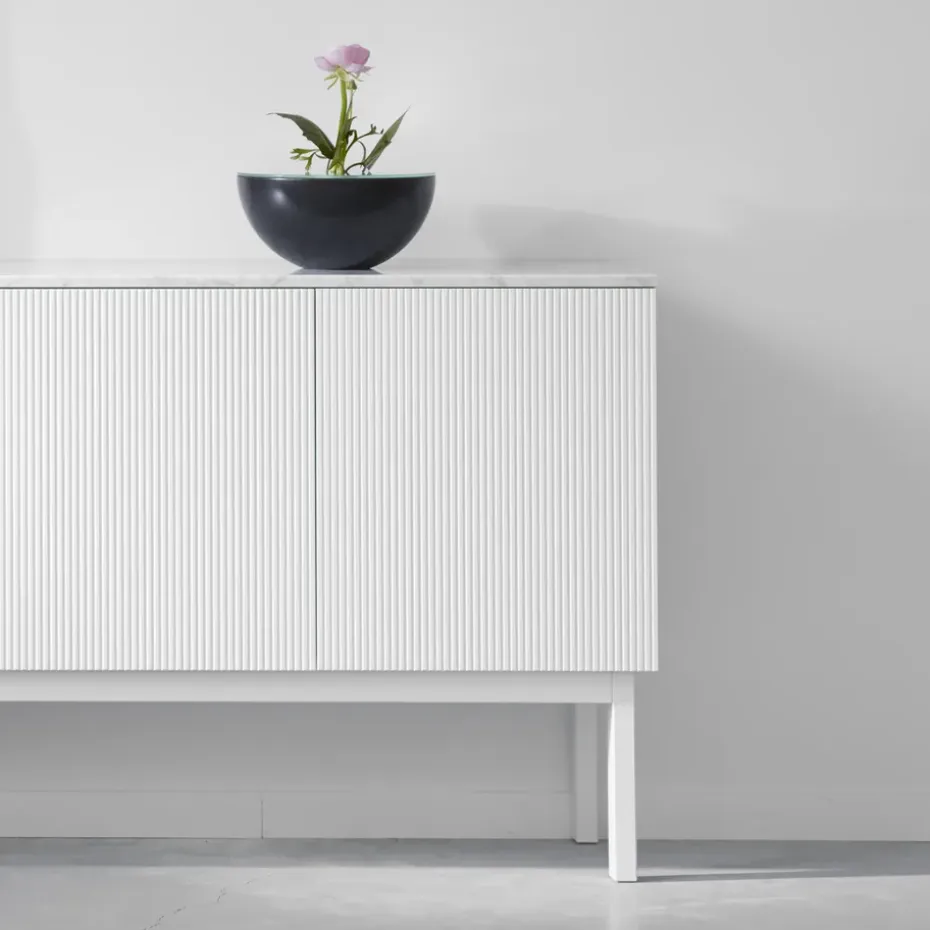 Aparador Beam, Lacado blanco, base blanca, panel superior en mármol carrara