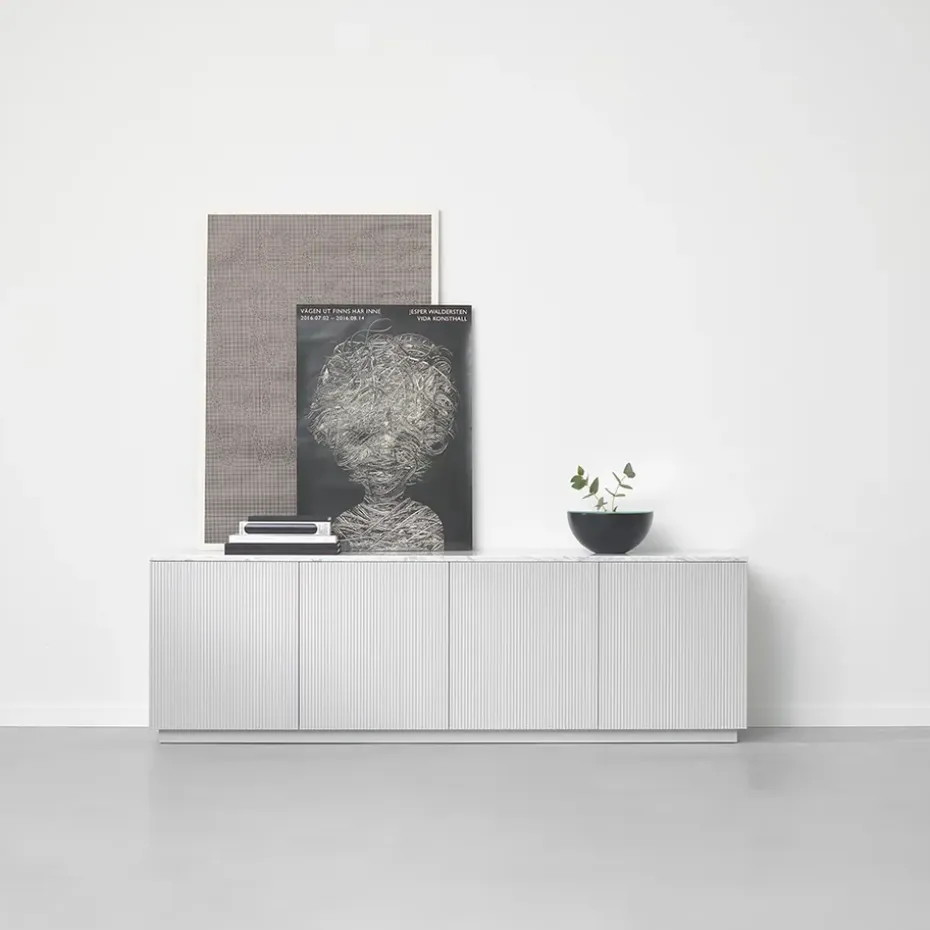 Aparador Beam, Lacado blanco, base blanca, panel superior en mármol carrara