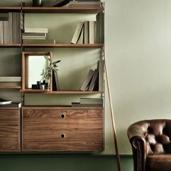 Armario pequeño String, Nogal, interior de la puerta de acero inoxidable, panel trasero de espejo