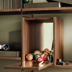 Armario pequeño String, Nogal, interior de la puerta de acero inoxidable, panel trasero de espejo