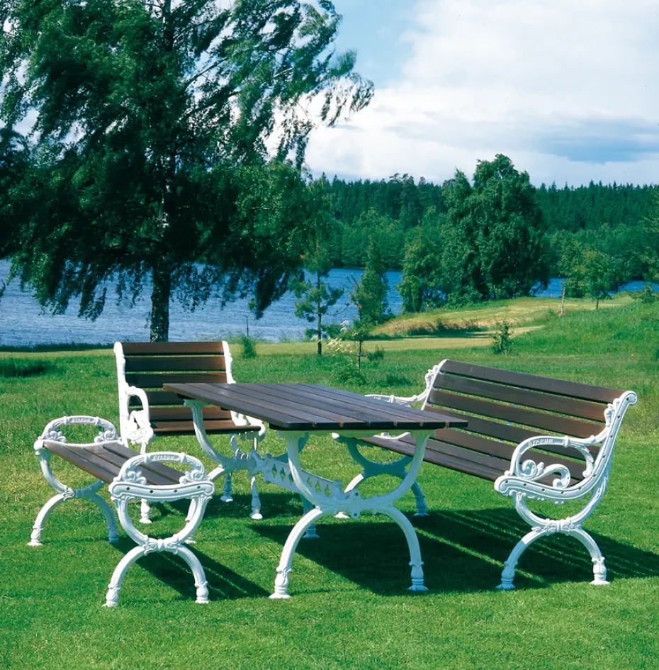 Banco Byarum, Caoba, soporte de aluminio en bruto