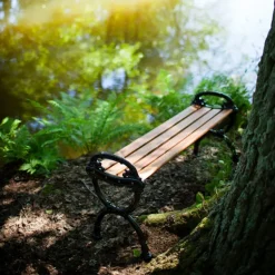 Banco Byarum, Pino barniz marrón, soporte verde