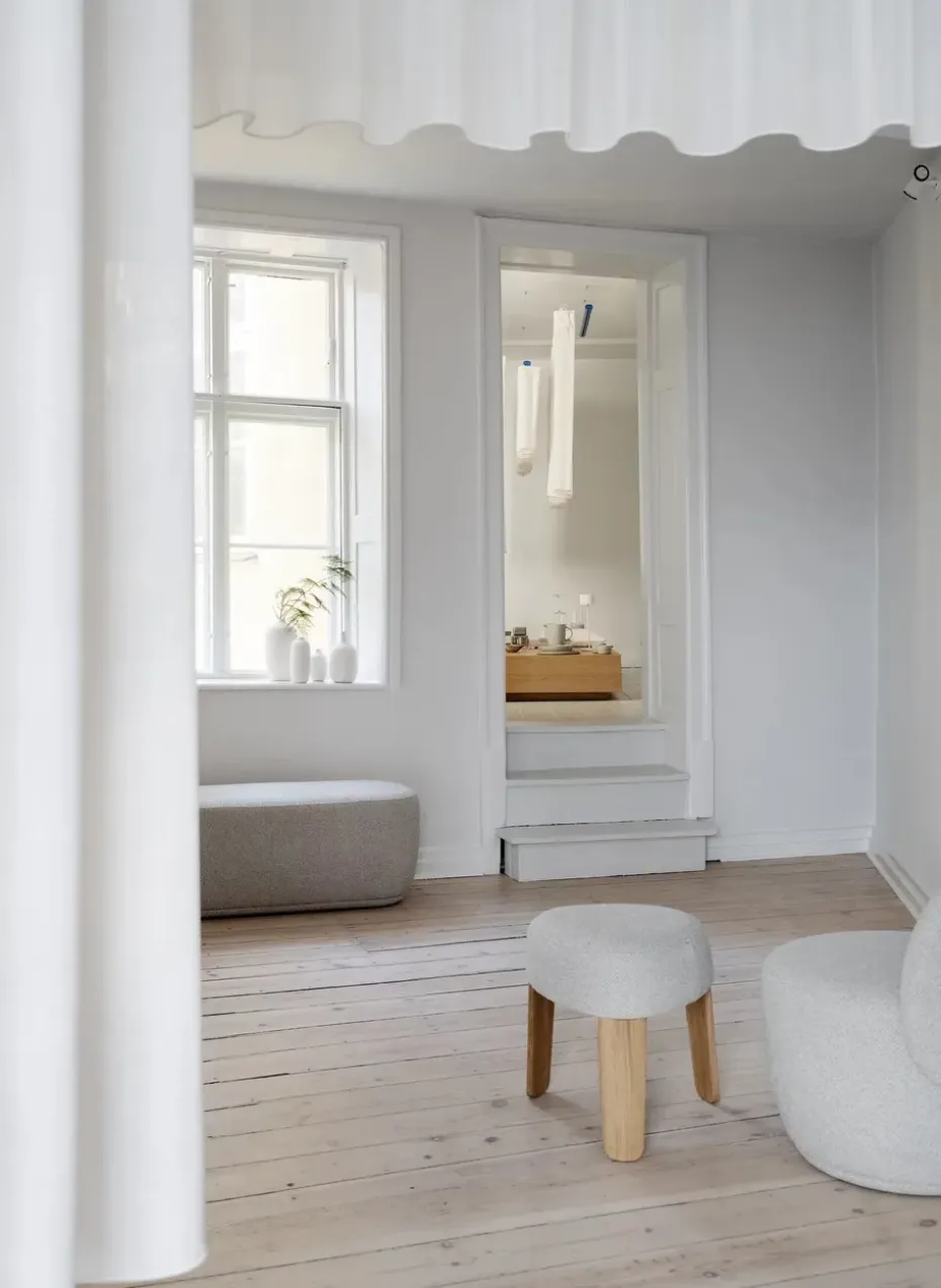 Banco Kuon, Boucla beige