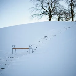 Banco Skillinge, Roble aceitado, soporte de aluminio en bruto