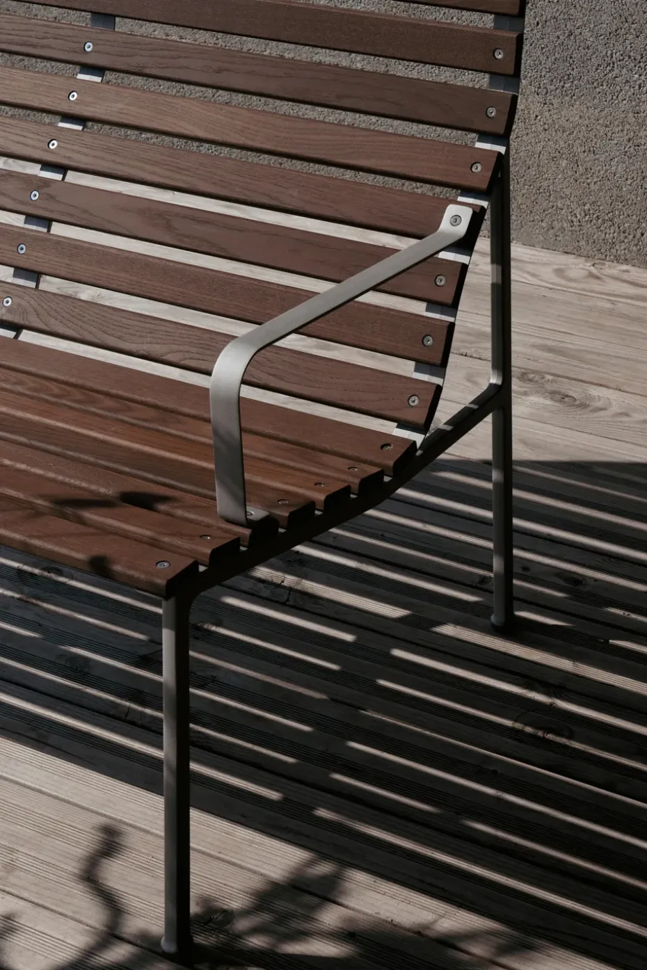 Banco Traverse Lounge con reposabrazos, Fresno aceitado