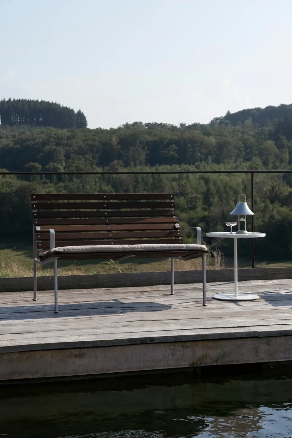 Banco Traverse Lounge con reposabrazos, Fresno aceitado