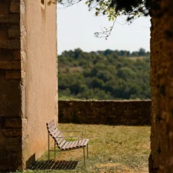 Banco Traverse Lounge con reposabrazos, Fresno aceitado