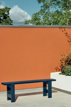 Banco Weekday 140x23 cm en pino lacado, Azul acero