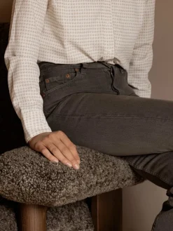 Butaca Brasilia, Dark oak-Sahara sheepskin curly