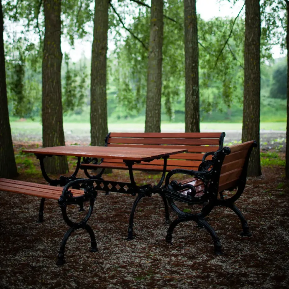 Butaca Byarum, Pino marrón glaseado, soporte verde