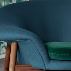 Butaca Fried Egg, Tela tela 424 dark ochre, patas de teca aceitadas