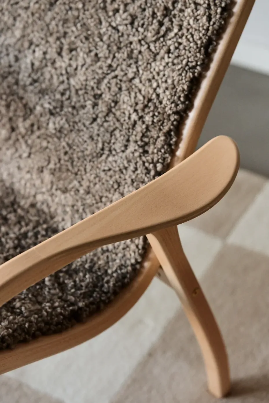 Butaca Lamino haya lacada/piel de oveja, Sahara (marrón turrón)