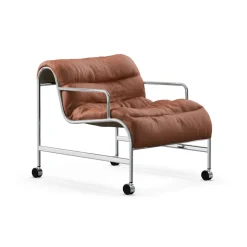 Butaca Sunny con reposabrazos, Piel color coñac con estructura cromada y ruedas