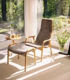 Butaca y reposapiés Lamino de roble aceitado/piel de oveja, Sahara (marrón turrón)