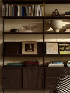 Cabinet con puerta batiente String, Roble oscuro, 58×30 cm