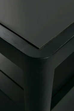 Cómoda Spindle, Roble lacado en negro, 4 cajones