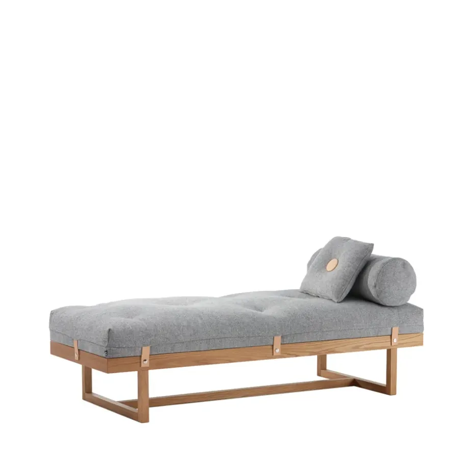 Diván Stay, Tela gris, estructura de roble aceitado