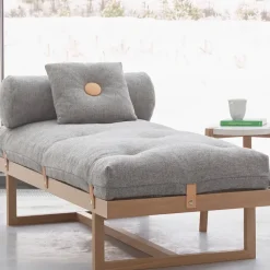 Diván Stay, Tela gris, estructura de roble aceitado blanco