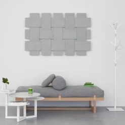 Diván Stay, Tela gris, estructura de roble aceitado blanco