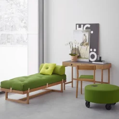 Diván Stay, Tela verde, estructura de roble aceitado blanco