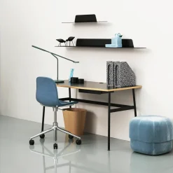 Escritorio Journal, Laminado blanco, patas en acero blanco y cajón