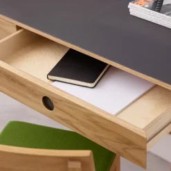 Escritorio Mind, Negro linóleo, cajones y patas en roble aceitado blanco