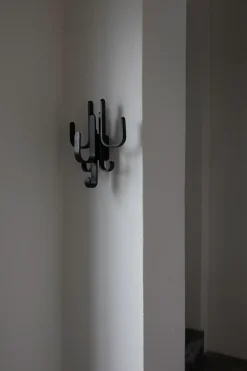 Gancho Woody Three, Black stained oak