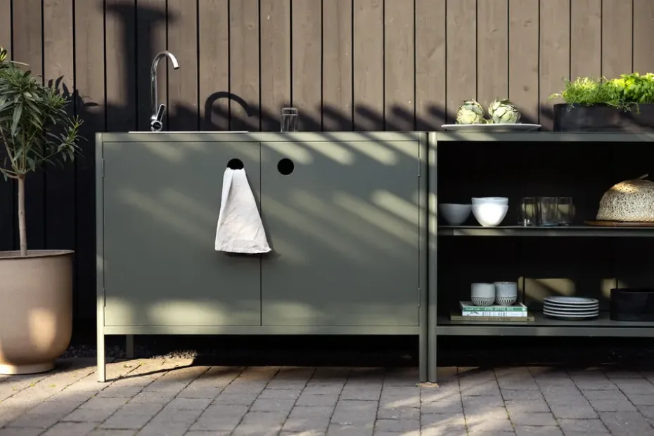 Kelia cocina de exterior con banco y estantes, Nordic green, 121x91x64 cm
