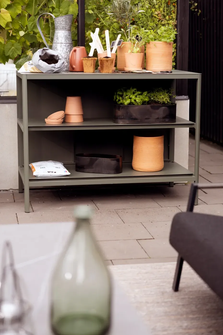 Kelia cocina de exterior con banco y estantes, Nordic green, 121x91x64 cm