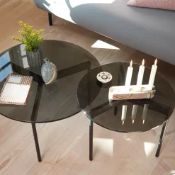 Mesa auxiliar con bastidor inferior negro From Above Ø52 cm, Gris