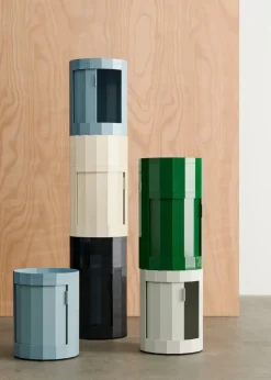 Mesa auxiliar Facet Cabinet 101, Eggshell