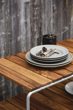 Mesa auxiliar Grythyttan, Teca-estructura galvanizada en caliente