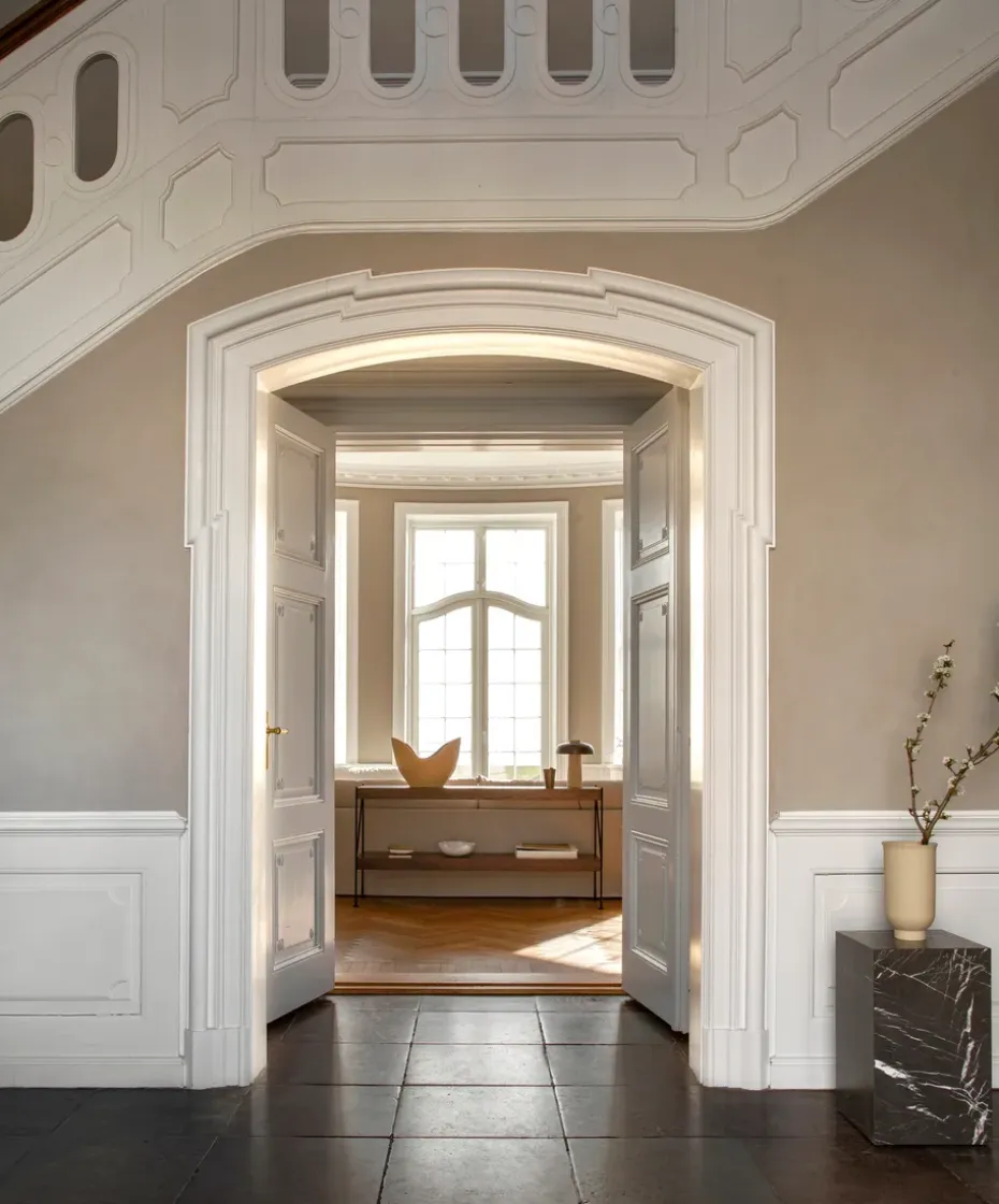 Mesa auxiliar Plinth tall 30x30x51 cm, Brown, pino