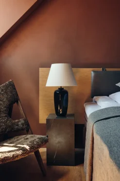 Mesa auxiliar Plinth tall 30x30x51 cm, Black, pino