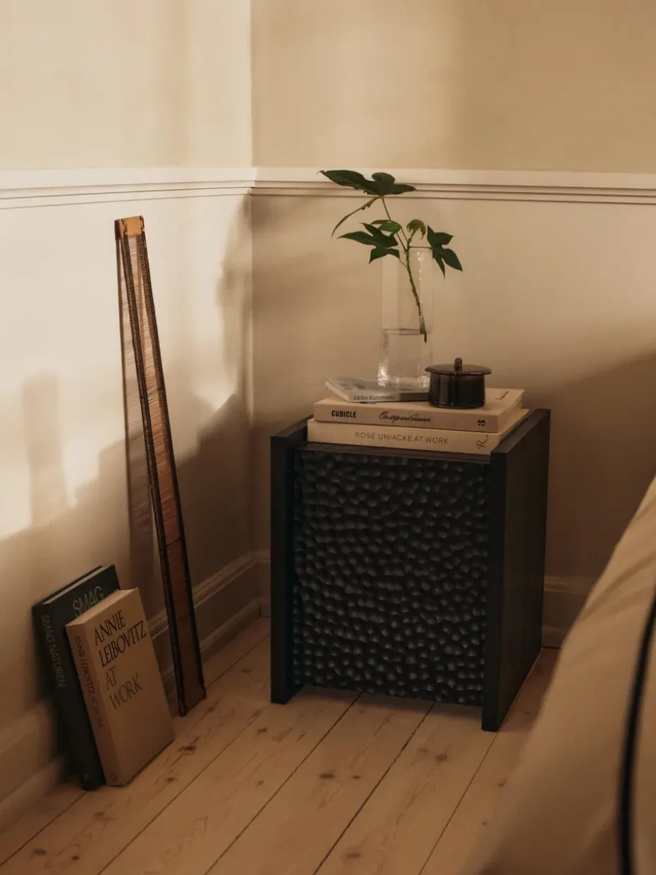 Mesa auxiliar Scarni, Fresno tintado oscuro, 38×40×45 cm