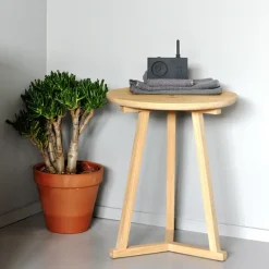 Mesa auxiliar Tripod, Black oak small 56x46 cm