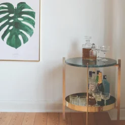 Mesa bandeja Deck, teca, estructura negra, estante de mármol blanco