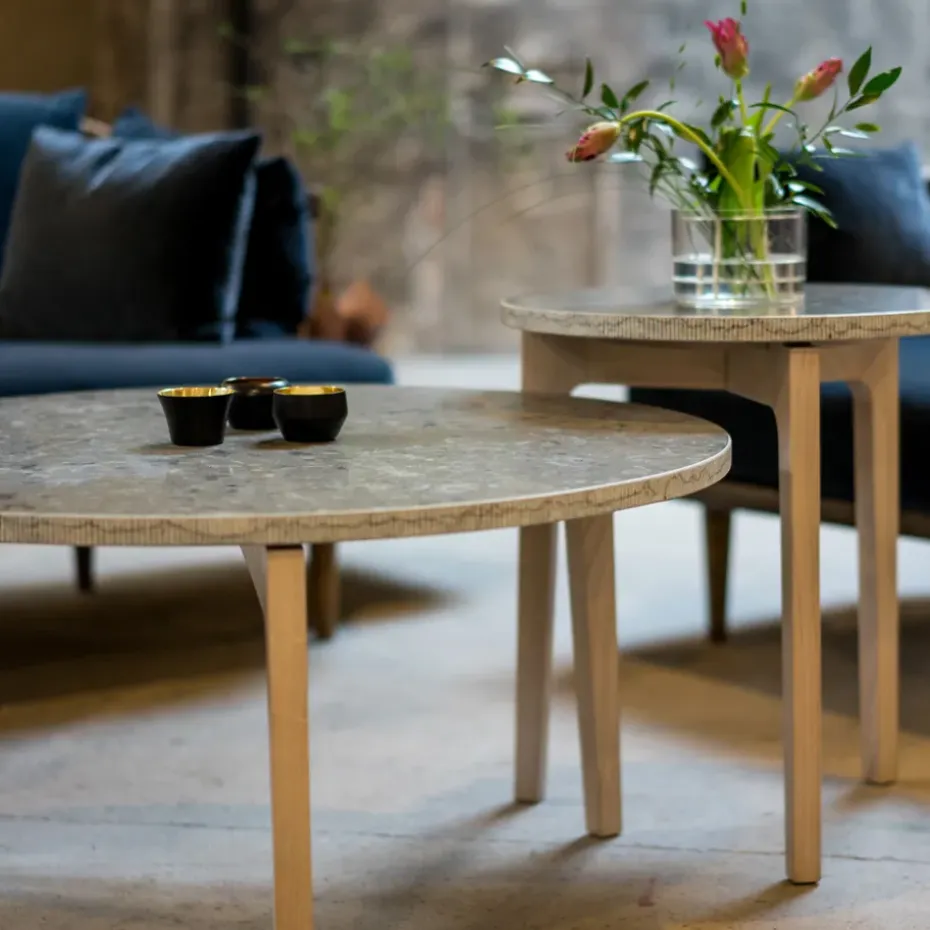 Mesa de centro Höllviken Ø80 cm, Patas de roble tipo piedra caliza blanqueada