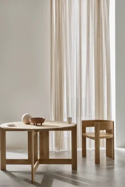 Mesa de comedor Collector Ø120 × 74 cm, Roble lacado en tono cálido