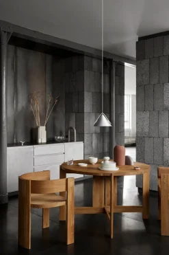 Mesa de comedor Collector Ø120 × 74 cm, Roble lacado en tono cálido