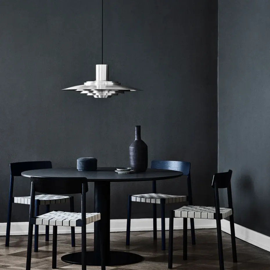 Mesa In Between SK12, Roble lacado negro, base de metal negro mate