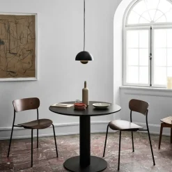 Mesa In Between SK11, Roble aceitado, soporte de metal negro mate