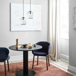 Mesa In Between SK11, Roble lacado negro, base de metal negro mate