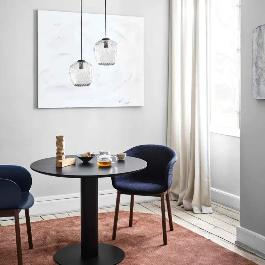 Mesa In Between SK11, Roble lacado negro, base de metal negro mate