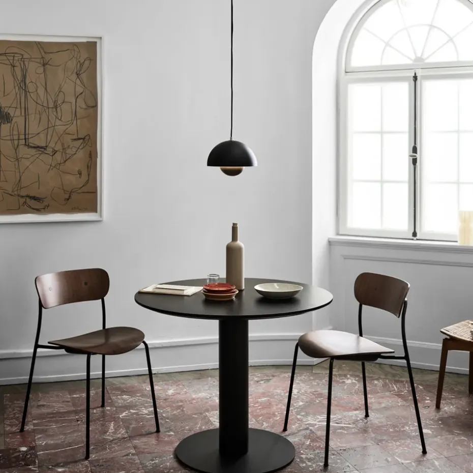 Mesa In Between SK11, Roble lacado negro, base de metal negro mate