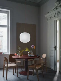 Mesa pedestal Midst, Oiled oak-grey, Ø160 cm