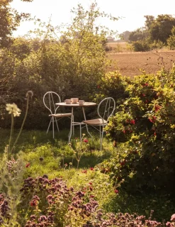 Mesa Pia Ø70 cm, Soporte de acero lacado blanco - roble aceitado