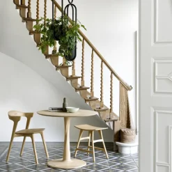 Mesa Torsion, Roble aceitado con cera dura pigmentada de blanco, Ø127 cm