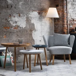 Mesa Tureen, Mármol blanco, ø52cm, patas de roble aceitadas en natural